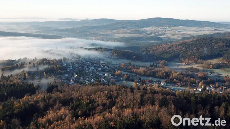 Auch der Herbst hat seine schönen Tage: Ein herrlicher Blick vom Reichenstein aus hinunter nach Stadlern und Richtung Weiding mit dem Höhenzug des Frauensteins. Bild: exb/Hermann Markgraf