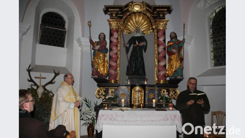 In der Walpurgiskapelle zelebrierte Pfarrer Herbert Rösl (links) die Hubertusmesse und schilderte die Legende des Schutzpatrons der Jagd. Die Jäger gestalteten den Gottesdienst mit. Bild: frd