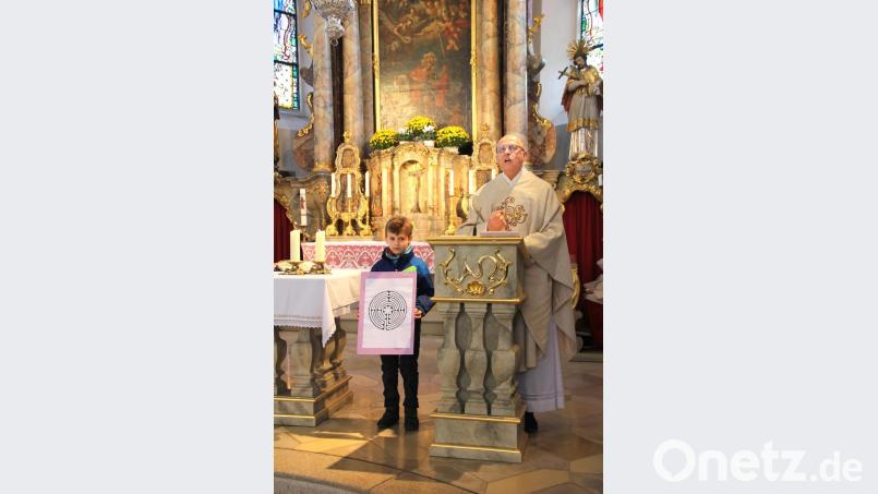„Das Leben gleicht einem Labyrinth“. Pfarrer Herbert Rösl bei seiner Festpredigt zum Kirchenpatrozinium. Bild: Josef Böhm