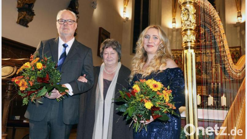 Heidelore Scherdel (Mitte) hat als Förderin der klassischen Musik mit Kammersänger Thomas Thomaschke und Jana Boušková zwei außergewöhnliche Musiker nach Tirschenreuth gebracht. Bild: Hannes Bessermann