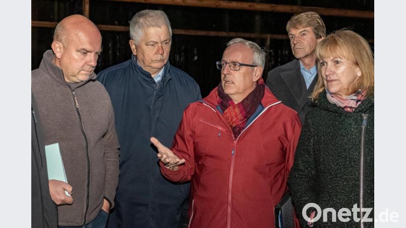 SPD Fraktionsvorsitzender Winfried Franz sichert den Verantwortlichen des SCMK Hirschau die Unterstützung der SPD Fraktion für dieses und weitere Vorhaben zu. v.l. stellvertretender SCMK Vorsitzender Christian reil, KR und MDL a.D. Reinhold Strobl, Winfried Franz, KR Michael Rischke, KRin Brigitte Bachmann Bild: Chl