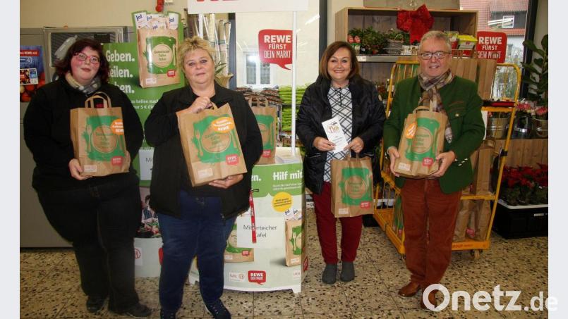 Die Tütenaktion „Gemeinsam Teller füllen“ wurde am Samstagvormittag von Jennifer und Andrea Fürst (von links), unterstützt von der Vorsitzenden der Mitterteicher Tafel, Nicole Fürst (Zweite von rechts), offiziell gestartet. Bürgermeister Toni Dutz (rechts) ließ es sich nicht nehmen, auch einen Beitrag zu leisten. Bild: wro
