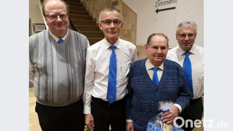 Xaver Most (Zweiter von rechts) wurde nach 18 Jahren als Mitglied der Fahnenabordnung von den Präfekten Hans Leipold (links), Anton Richthammer (Zweiter von links) und Anton Richthammer (rechts) verabschiedet. Bild: hir