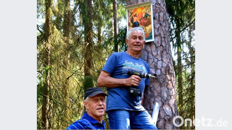Erwin Meier und Heinz Gebhardt montieren im Bildltal das Bild von der Heiligen Dreifaltigkeit. Bild: nag