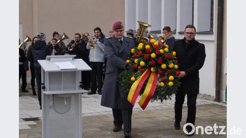 Bürgermeister Ernst Lenk (rechts) und Oberstleutnant Thomas Lewerenz legen bei der Gedenklfeier
zum Volkstrauertag für die Toten von Krieg und Gewalt einen Kranz am Ehrenmal nieder. Bild: du