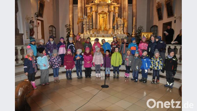 Die Mädchen und Buben des Kindergartens gestalteten die Andacht am Martinstag mit. Bild: ak