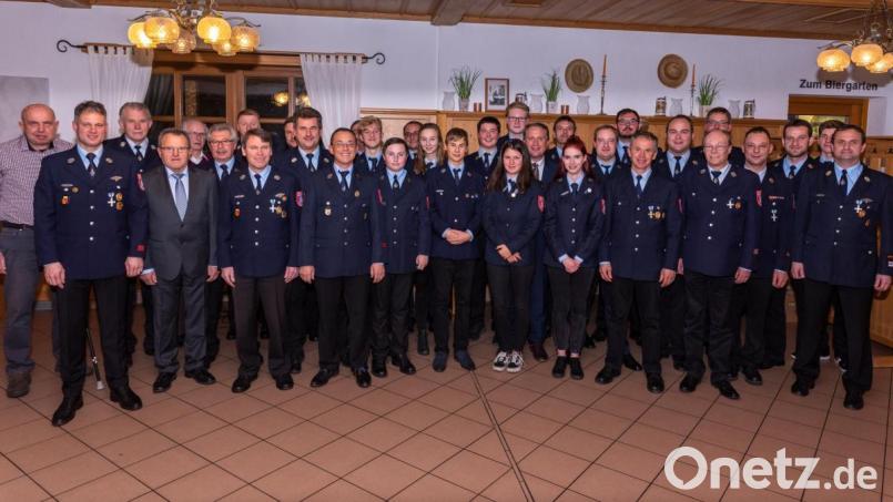 Einmal im Jahr ehrt die Freiwillige Feuerwehr Traßlberg ihre Mitglieder für Leistungsabzeichen, Jugendauszeichnungen, aber auch für Treue zum Verein, sowohl als aktives, wie auch als passives Mitglied. Bild: chl
