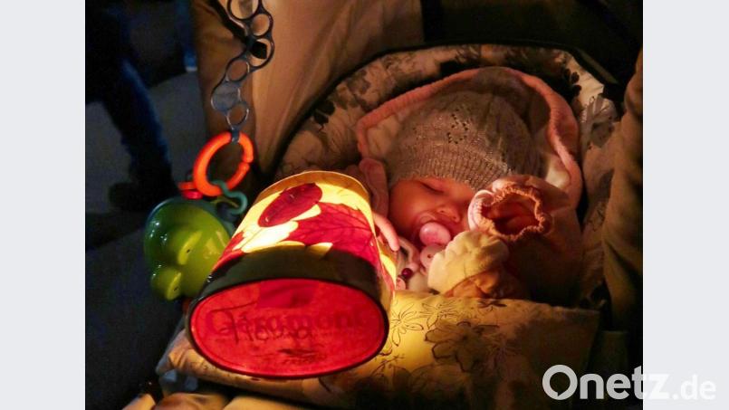 Schnappschuss vom Martinszug in Vilseck: Die Kleine hat vom Rabimmel-Rabammel-Rabumm höchstens geträumt. Bild: Rosi Hasenstab