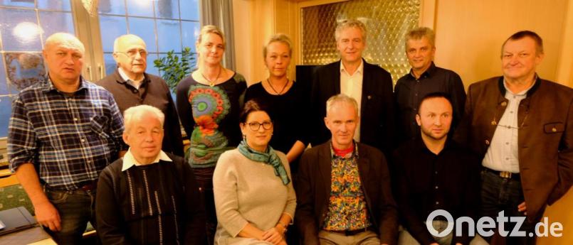 So präsentieren sich der neue Vorstand und der Ausschuss des Oberpfälzer Waldvereins mit (sitzend, von links) Hauptkassier Bernd Meier, zweiter Vorsitzende Gisela Mutterer, Vorsitzendem Markus Staschewski und Schriftführer Manfred Bock. Sowie (stehend, von links) Sigi Schell, Gerd LIndner, Gisela Staschewski, Martina Vrhovec, Robert LIndner, Norbert Meierhöfer und Günter Drechsler. Bild: le