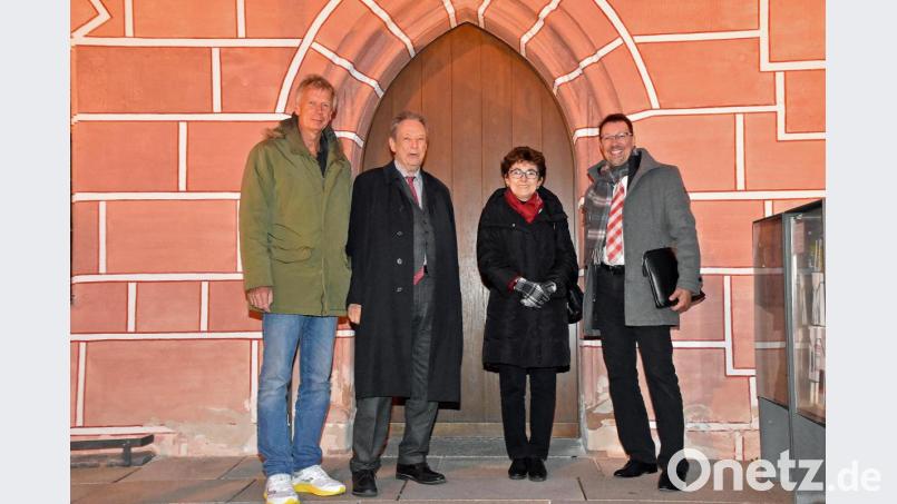 Vom Rathaus beeindruckt zeigten sich (von links) BR-Journalist Wolf Gaudlitz, Fürst Gioacchino Lanza und Fürstin Nicoletta Tomasi di Lampedusa, die Stadtheimatpfleger Markus Lommer mit Fakten zur Historie der Herzogstadt versorgte. Bild: ANDREAS ROYER