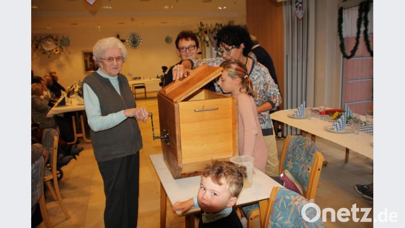 Heimbeiratsvorsitzende Inge Schön (links) drehte am Butterfass, während Stadträtin Barbara Ruhland und Lydia Eckert, Vorsitzende der Frauen-Union kontrollierten, ob die Butter schon „streichfest“ ist. Bild: frd