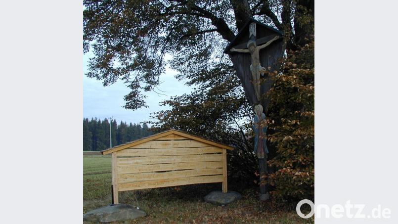 Gelegentlich wird der Brauch wieder neu belebt. So wurden in Ödschönlind oberhalb der Straße nach Bärnau (Landkreis Tirschenreuth) Totenbretter neben einem mächtigen Blechschnitzkreuz aufgestellt. Bild: Rainer Christoph