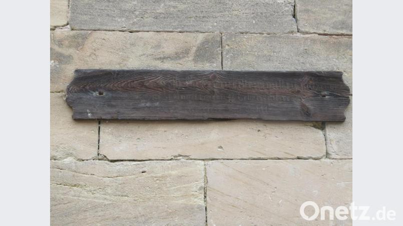 Kaum mehr lesbar ist das älteste Totenbrett in Kemnath: „Frau Anna Legath Bäkermeistersgattin dahier gestorben am 31. August 1868 im 47. Lebensjahre Gedenke meiner im Gebete +++.“ Bild: Josef Zaglmann