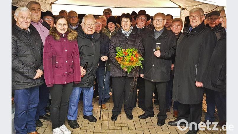 Karl Konrad feierte seinen 80. Geburtstag. Dazu durfte sich das engagierte Mitglieder des MGV Tirschenreuth auch über Ständchen der Sänger freuen. Im Bild der Jubilar mit Ehefrau Cilly im Kreise der Sänger. Bild: fiw