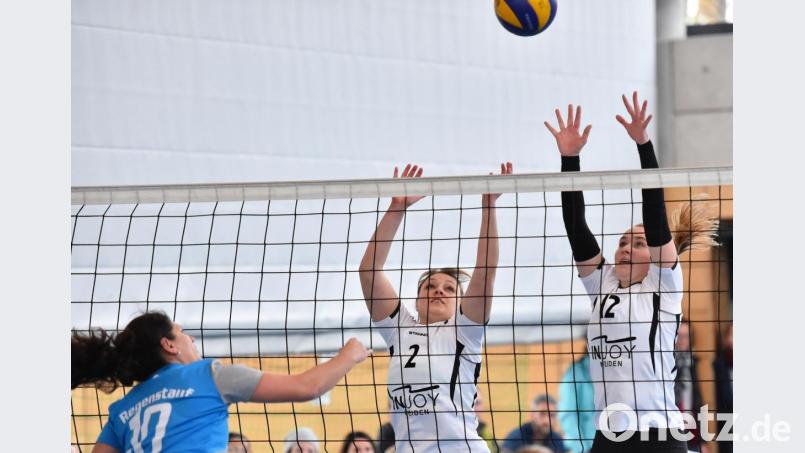 Ines Penner (Mitte) und Tini Rathgeber (rechts) beim Block: Die Volleyballerinnen des TB Weiden mussten beim Heimspieltag zwei 0:3-Niederlagen quittieren. Bild: af