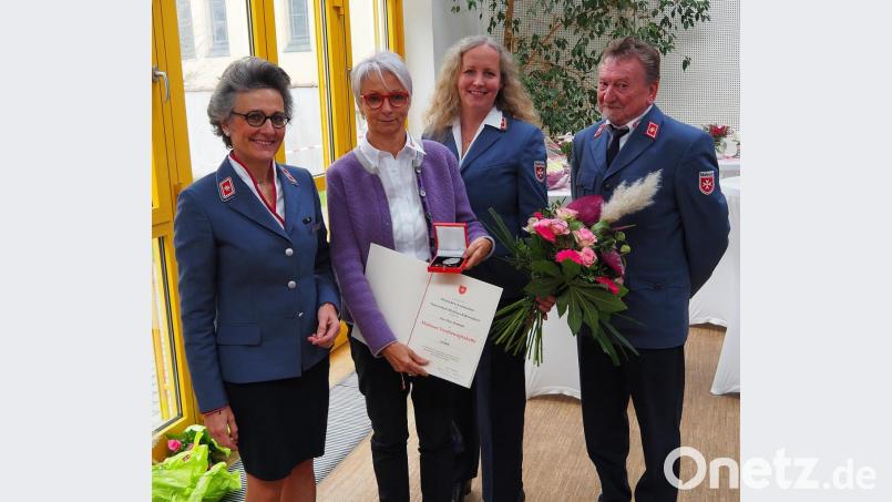 Über die Ehrung freuen sich (von links) Diözesanleiterin Adelheid Freifrau von Gemmingen-Hornberg, Pflegedienstleiterin Maria Bertholdt, Malteser-Bezirksgeschäftsführerin Iris Mages und Dienststellenleiter Dieter Landgraf. Bild: Bühner