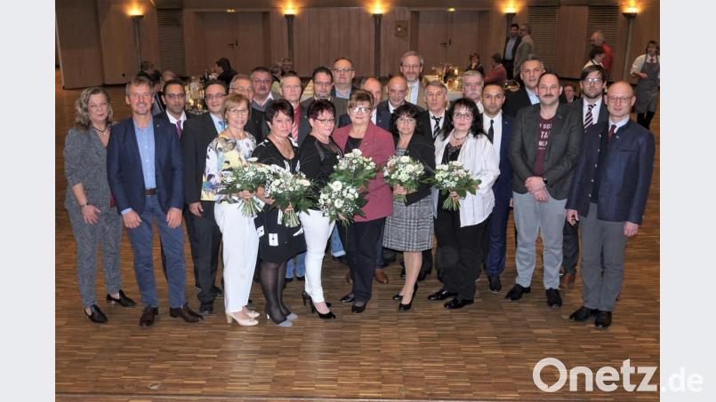 Die Jubilare stellten sich mit Christian Schiener, Marcus Bach, Maximilian Freiherr von Waldenfels, Dagmar Zauner und Florian Gelius zum Gruppenfoto. Bild: fppp