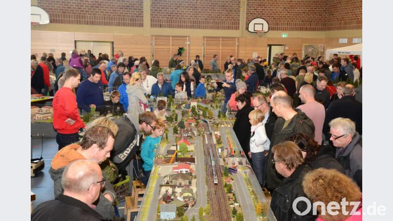 Groß ist der Ansturm nicht nur am Sonntagnachmittag. Über 2000 Besucher haben sich an zwei Ausstellungstagen für die Details der Gleisanlagen begeistert. Bild: bey