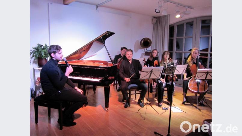 Pianist, Komponist und Moderator: Florian Christl führte selbst durch sein Konzert in der Kulturscheune Elbart. Bild: aks