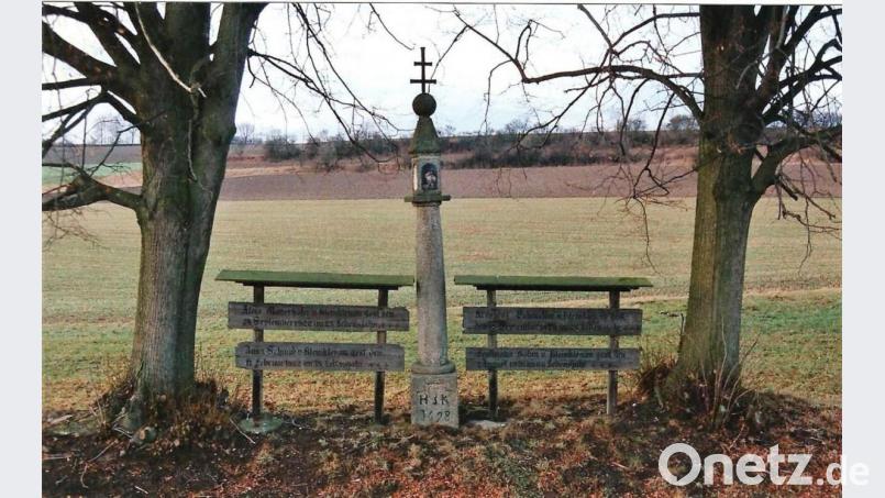 Totenbretter an der Straße von Tirschenreuth nach Kleinklenau. In der Mitte ein Granitsäule mit einem Doppelbalkenkreuz aus dem Jahre 1628. Bild: Rainer Christoph