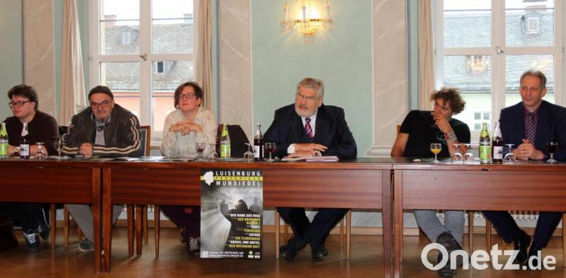 Am Dienstag wurde das Programm der Luisenburg-Festspiele 2020 vorgestellt: (v.l.) Thore Voght (Musikalische Leitung "Der Name der Rose"), Peter Hohenecker (Regie "Der Watzmann ruft), Künstlerische Leiterin Birgit Simmler, Bürgermeister Karl-Willi Beck, Wolfgang Maria Bauer (Autor und Regie "Der Brandner Kaspar kehrt zurück"), Verwaltungsleiter Harald Benz. Bild: stg