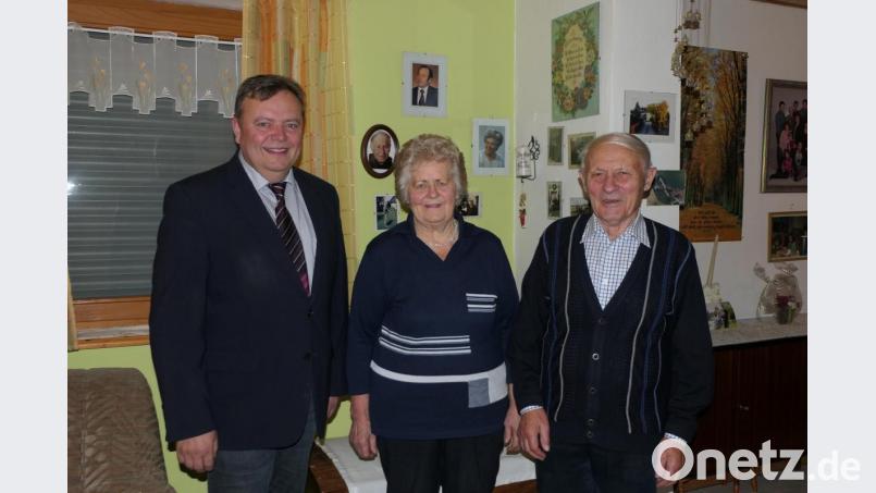 Bürgermeister Gerhard kellner (links) gratuliert Frieda und Adolf Riebel zur diamantenen Hochzeit. Bild: ils