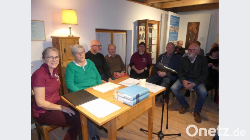 Elka Müller Ulla Streit, Martin Dilling, Bernd Thurn, Carmen Longares-Ulrich, Franz Teichmann und Karlheinz Keck (von links) begeistern die Zuhörer mit Mundart-Leckerbissen. Bild: rn