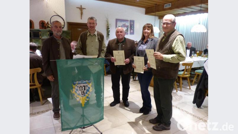 Die Kreisgruppe des BJV mit Vorsitzendem Hans Dittrich (von links) ehrt Wolfgang Meierhöfer (für 25 Jahre), Lorenz Enslein (für 40 Jahre), Eva Greim (für 25 Jahre) und Jürgen Weigle (für 40 Jahre). Bild: hme