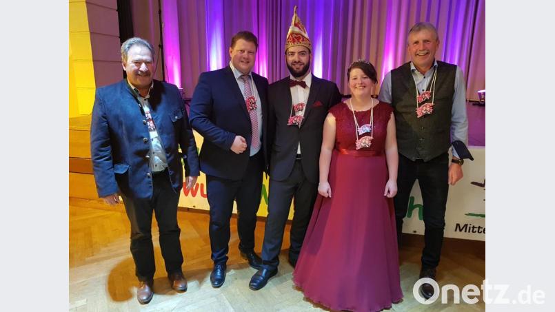Fasching verbindet - unter diesem Motto rief der Mitterteicher Gaudiwurm mit dem neuen Prinzenpaar Susanne II. und Patrick II. an der Spitze die drei Bürgermeisterkandidaten Johann Brandl (links), Stefan Grillmeier (Zweiter von links) und Bernhard Thoma (rechts) zu einem fairen Wahlkampf auf. Bild: Mitterteicher Gaudiwurm/exb