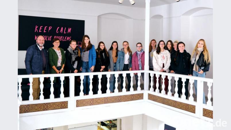 Mit Lehrer Peter Ringeisen (links) an der Spitze, statteten die Schülerinnen der Firma „bewegewas“ einen Besuch in der Herrnstraße ab. Bild: Peter Ringeisen/exb