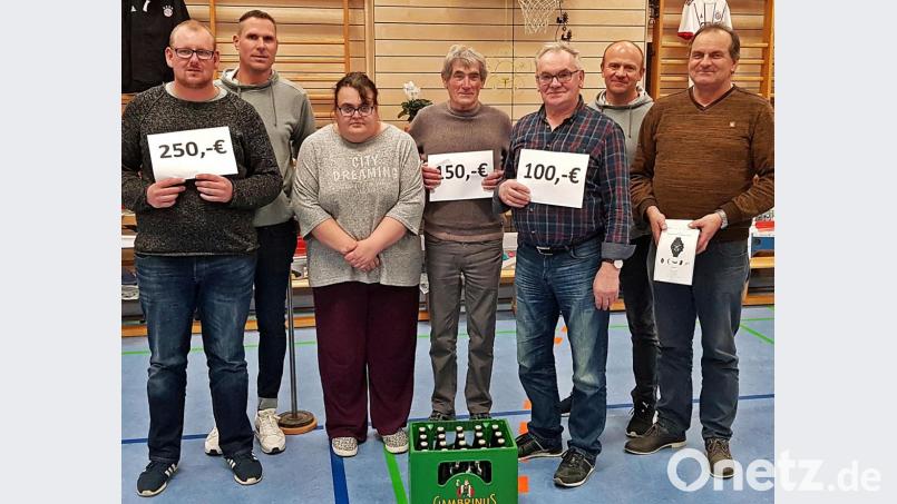 Markus Schlagenhaufer, Vorsitzender Andreas Hammer, Claudia Zielbauer, Franz Hermann, Hans Müller, Zweiter Vorsitzender Josef Kellner und Rudolf Schlagenhaufer (von links) freuen sich über einen gelungenen Preisschafkopfabend. Bild: zer