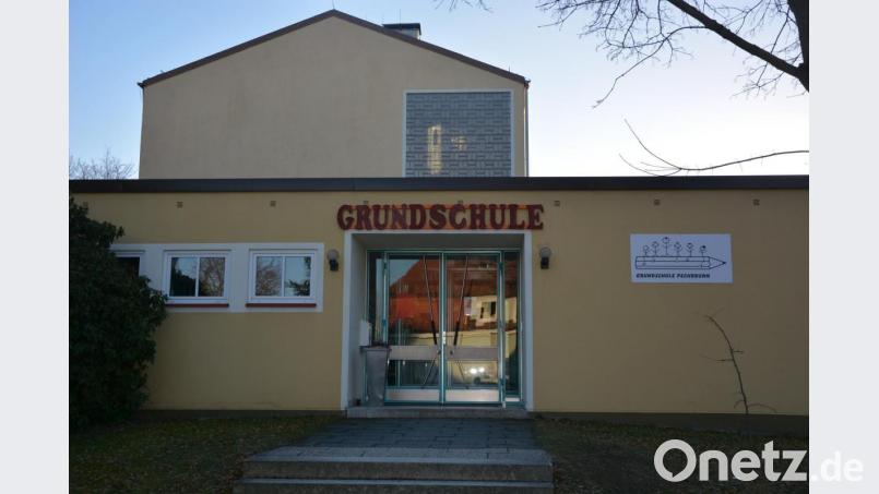 Im kommenden Jahr soll die Grundschule Pechbrunn neue Eingangstüren erhalten. Der Gemeinderat stimmte einem Antrag des Elternbeirats zu. Bild: jr