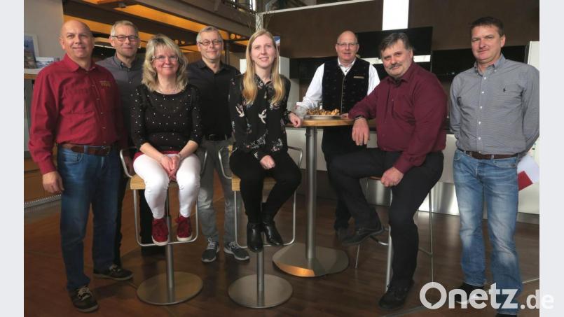 Die Firmenleitung der Schreinerei Reindl ehrte langjährige Mitarbeiter. Das Bild zeigt von links: Christian Reindl, Klaus Reindl, Birgit Heindl, Peter Reindl, Stefanie Kuhnle, Gerhard Reindl, Dietmar Jobst und Albert Rödl. Bild: Hirsch