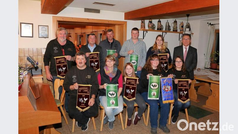 Freuen durften sich bei der 26. Kreisgeflügelschau zahlreiche Züchter aus dem Landkreis über große und wertvolle Ehrenpreise vom Landes- und Bezirksverband sowie von den Preisrichtern. Bild: bsc