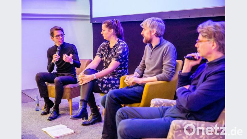 In einem Gespräch auf der Bühne der Spitalkirche ging es um die Chancen der Filmregion Oberpfalz. Es diskutierten zum Abschluss der Zwickl-Tage (von links) Lars Nitschke, Film Comission Bayern (München), Zwickl-Organisatorin Anne Schleicher, Markus Prasse vom Filmverleih MFA (Regensburg) und Filmproduzent Ingo Fliess, If-Productions (München). Bild: Marcus Rebmann