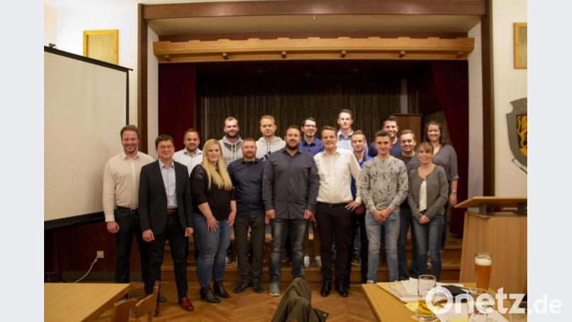 Die Kandidaten der JU Vilseck für die kommende Stadtratswahl; links Kreisvorsitzender Henner Wasmuth und CSU-Fraktionsvorsitzender Markus Graf und (vorne Dritter von rechts) Ortsvorsitzender und Spitzenkandidat Jonas Dittrich. Bild: ct