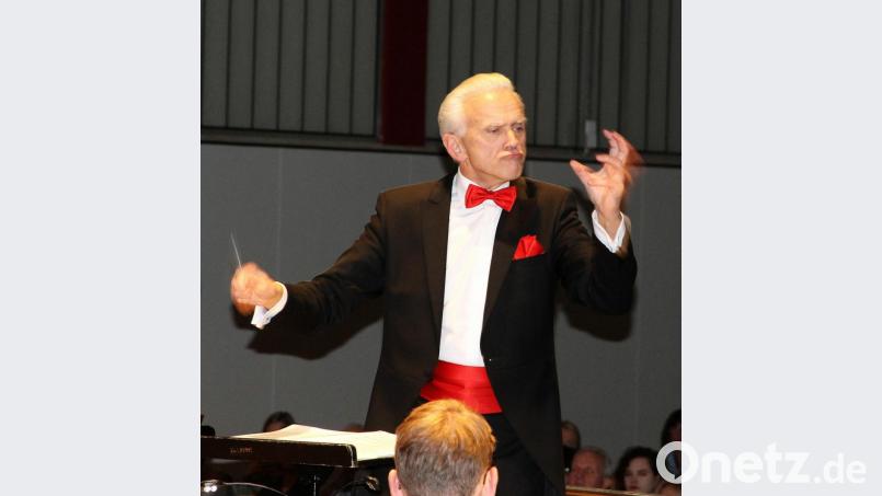 Mit fast dämonischer Gestik und wehenden Rockschößen entfaltete Chefdirigent Professor Johann Mösenbichler auch im zweiten Konzertteil mit enormem Gespür virtuos das klanggewaltige Orchester. Bild: bph