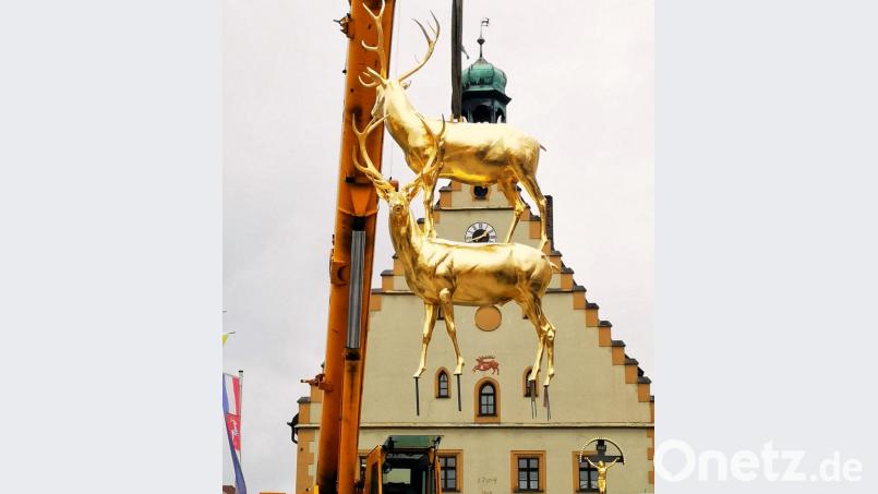 Da schweben sie ein, die beiden vergoldeten Hirsche für den neuen Stadtbrunnen. Bild: Hans Meindl