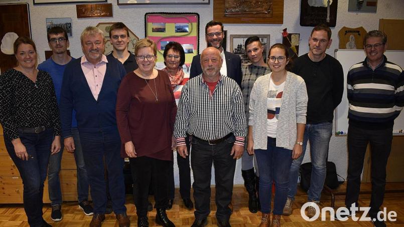 Der neue Vorstand (von links): Tatjana Lehner (Elternbeirat), Jürgen Müller (Notenwart), Günther Cermak (Zweiter Vorsitzender), Marco Bößl (Zeugwart), Irmgard Rupprecht (Kassierin), Roswitha Müller (Elternbeirat), Elmar Hamerla (Vorsitzender), Michael Sommer (Elternbeirat), Simone Schmid (Elternbeirat), Magdalena Maul (Schriftführerin), Thomas Tschirner (Elternbeirat) sowie Ludwig Riedhammer (Dirigent und Ausbildungsleiter). Bild: Karl Schwemmer