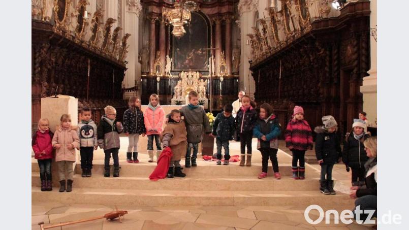 Beim Martinsspiel in der Basilika durfte natürlich die berühmte Mantelszene nicht fehlen. Bild: exb
