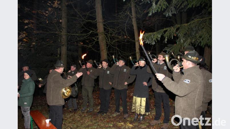 Hörnerklang im Fackelschein: Zum Auftakt der Hubertusmesse spielten die Jagdhornbläser der Kreisgruppe Oberviechtach vor der Walpurgiskapelle. Bild: frd