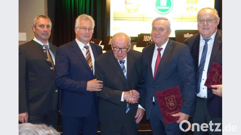 Auch Altbürgermeister und Weidener Ehrenbürger Tobias Denk (Mitte) gratuliert OB Kurt Seggewiß und Bürgermeister Lothar Höher (rechts) zur Verleihung der Ehrenbürgerwürde der Gemeinde Weiden am See. Bürgermeister Wilhelm Schwartz, ebenfalls Weidener Ehrenbürger und Vizebürgermeister Christian Wandler (links) gratulieren ebenfalls. Bild: Karin Wilck
