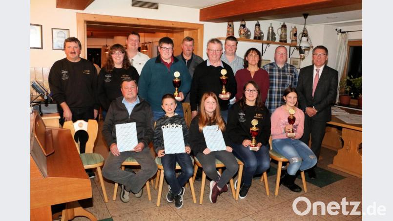 Den Kreis- und Vizemeistern der Kreisgeflügelschau 2019 gratulierten (von rechts) Schirmherr Oskar Schuster und Kreisvorsitzender Karl Weiß sowie die Vorsitzende des ausrichtenden Kleintierzuchtvereins Friedenfels, Ramona Bauer (Zweite von links). Bild: bsc