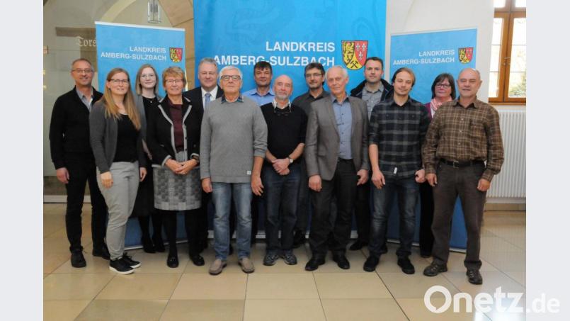 Landrat Richard Reisinger (Fünfter von links) begrüßt die neuen ehrenamtlichen Mitglieder des Naturschutzbeirates bei der konstituierenden Sitzung im Landratsamt. Bild: Christine Hollederer