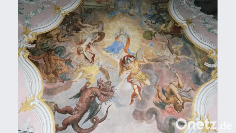 Mit einem Alleinstellungsmerkmal kann die Kirche in Oberbibrach glänzen: Das riesige Deckenfresko zeigt Szenen der Apokalypse nach den Worten des Kirchenpatrons, des Evangelisten Johannes. Bild: do