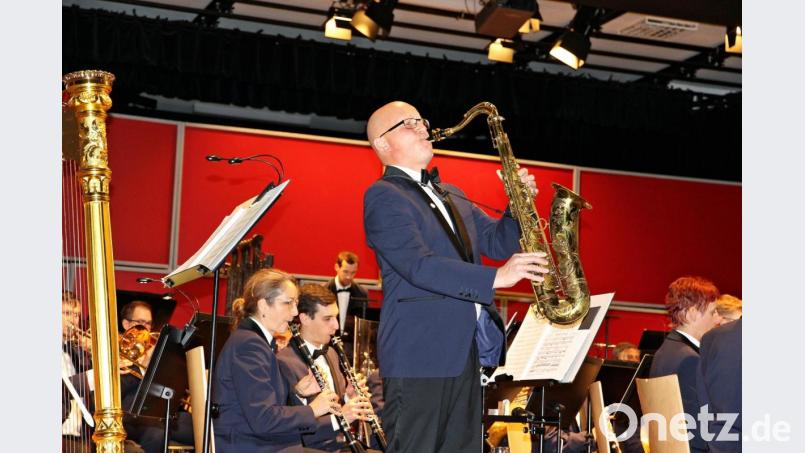 Bei der Jazzballade „Misty“ von Erroll Garner, einer der bekanntesten Jazzstandarts, begeisterte Moderator Peter Seufert mit seinem Solo auf dem Tenorsaxophon. Bild: bph