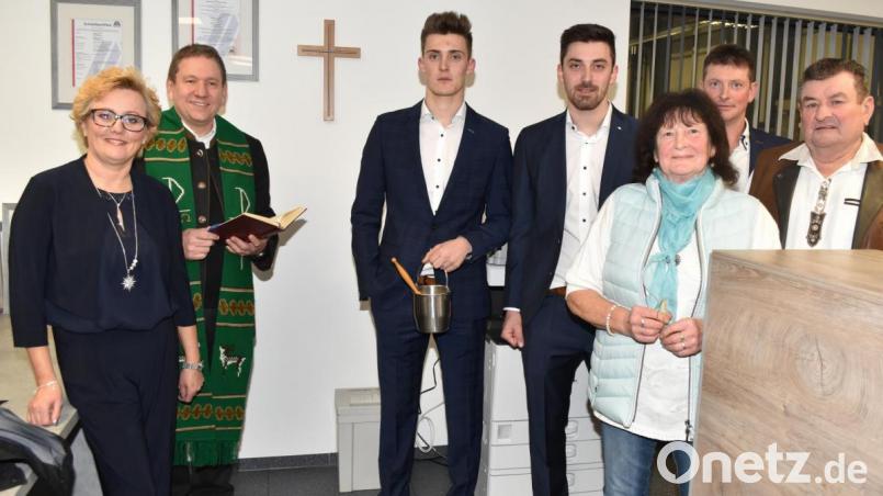 Pfarrer Konrad Willi (2. von links), gemeinsam mit der Familie Hartmann, bei der kirchliche Weihe des Neubaus Bild: no