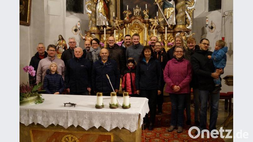 Die Waldecker besichtigten mit Mitgliedern der Kirchenverwaltung und des Pfarrgemeinderats der Pfarrei Sankt Ägidius auch die Ebnather Pfarrkirche. Bild: soj