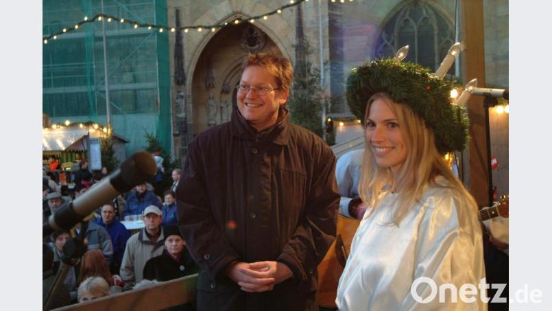 Weihnachtsmarkt in Amberg 2004: Stefanie Luber
(rechts) war die erste Amberger Lucia. Links: Michael Cerny, der damals als Bürgermeister den Weihnachtsmarkt eröffnete. Archivbild: Petra Hartl