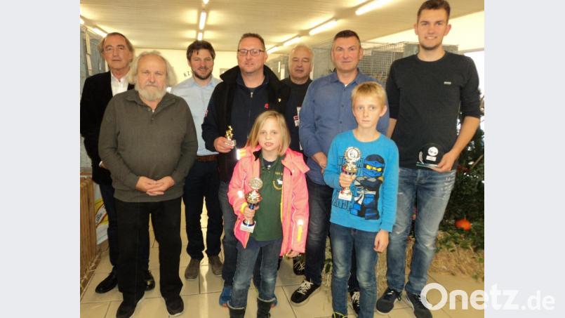 Vorsitzender Gerald Birzer (Vierter von rechts), Schirmherr Franz Schindler (links) und Zweiter Bürgermeister Peter Neumeier (Dritter von links) gratulierten den Siegern der Ausstellung. Bild: ksi